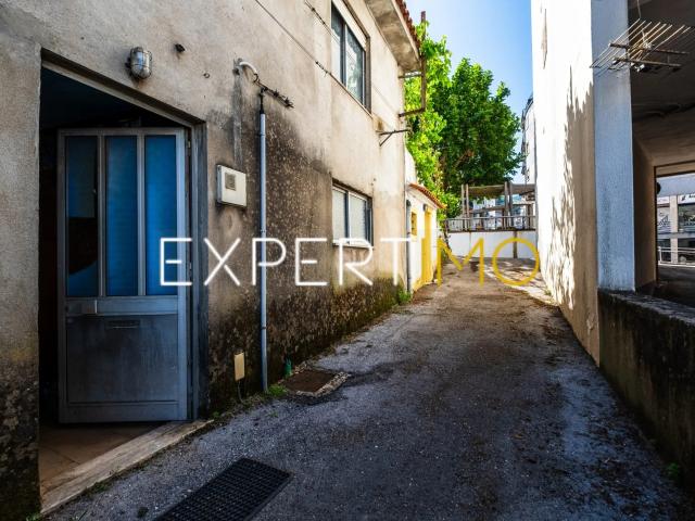 Moradia para Remodelar com Terreno e Anexos no Centro da Lousã