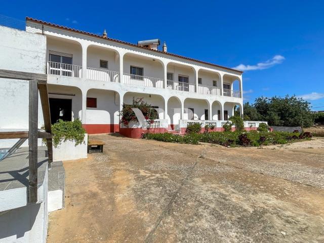 Moradia para Renovação com Casa Principal T3 + 4 T1's e Terr. 266m² Quarteira