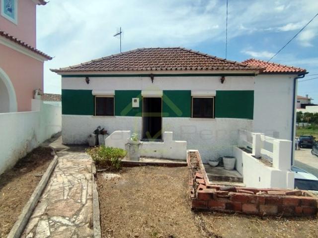 Moradia para renovação no centro de Monte Redondo