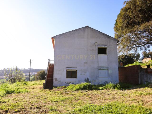 Moradia para renovar em Santo Estevão das Galés inserida num terreno de 6375m2