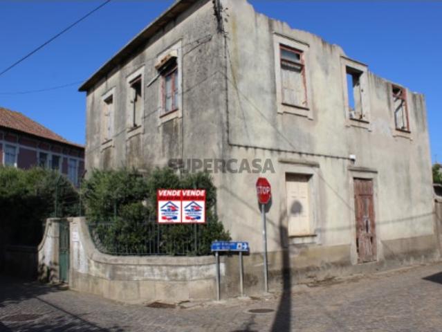 Moradia para restauro com bastante terreno