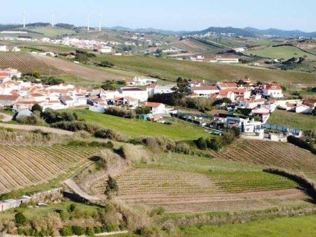 Moradia para restauro com grande potencial para habitação com espaço exterior em torres vedras