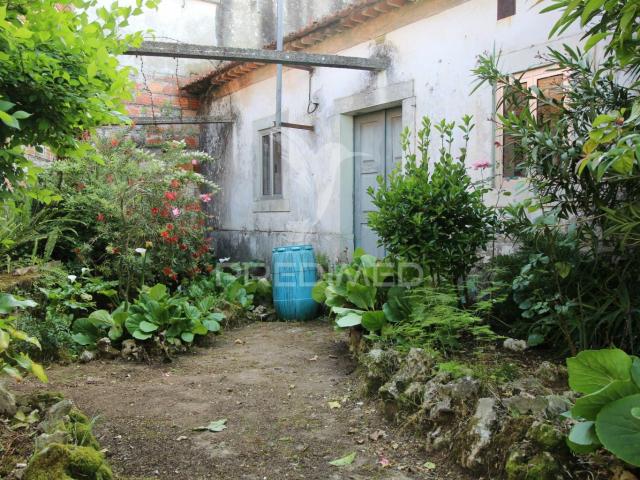 Moradia para restauro com paredes em pedra situada entre Ourem e Torres Novas