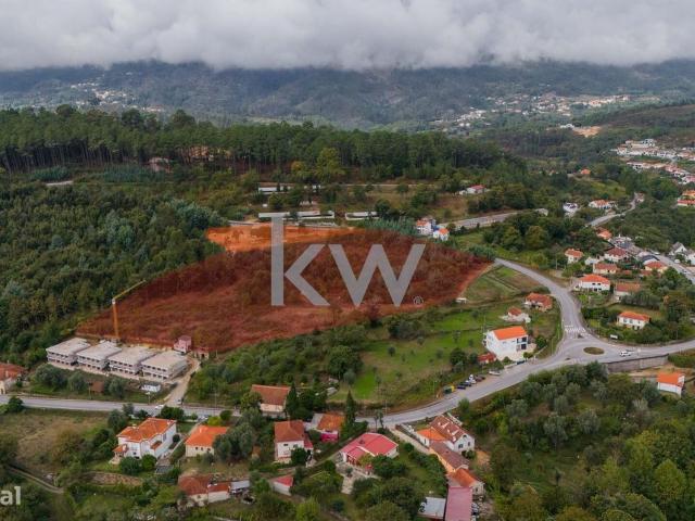 Moradia para restauro e terreno em zona de construo com ~14.633m2 em