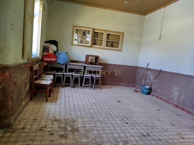 Moradia para restauro em Presa Mira para