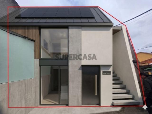 Moradia para restauro junto à Igreja da Madalena em Gaia