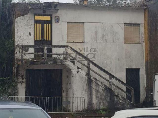 Moradia para restaurar no centro de Fiães. | 26084063240
