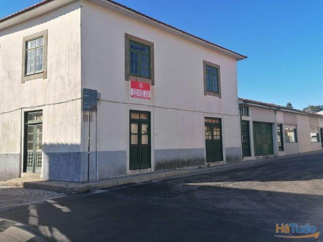 Moradia para Restaurar em Grijó com lojas para comércio, anexos, garagem fechada, terraço e jardim | 26073313469