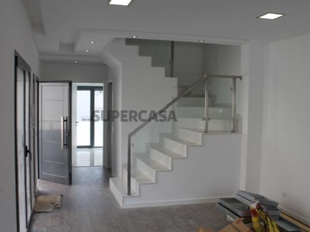 Moradia T4 | Geminada | Vale Milhaços | Piscina e Cave