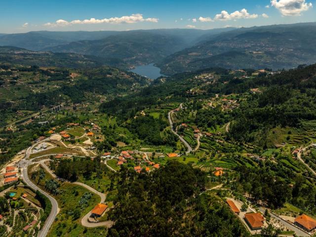 Moradia, Paredes de Viadores e Manhuncelos