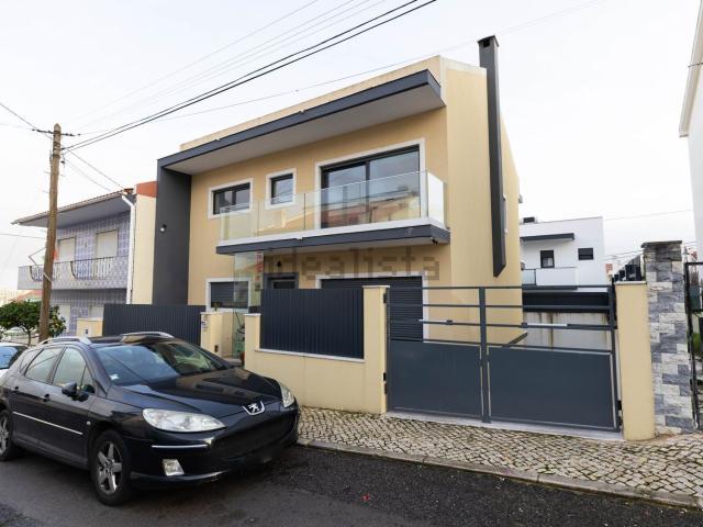 Moradia, Pontinha e Famões