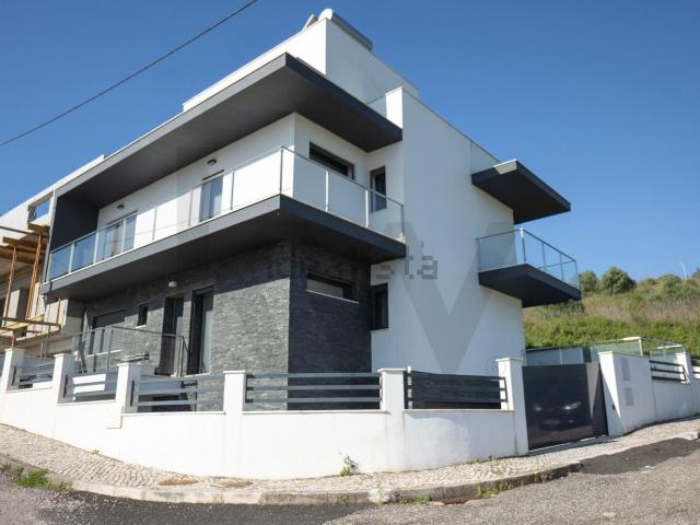 Moradia, Pontinha e Famões