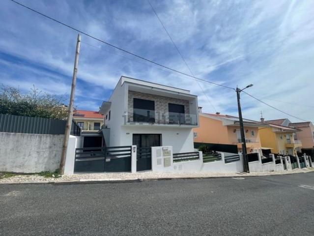 Moradia, Pontinha e Famões