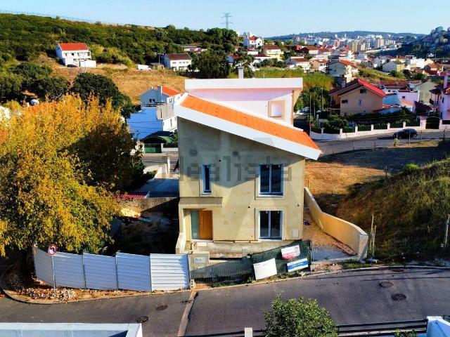 Moradia, Pontinha e Famões