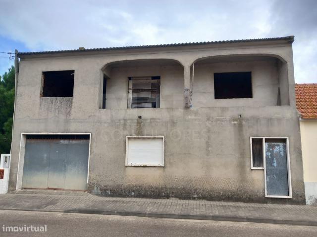 Moradia por concluir de 2 pisos, com Garagem e Arrecadao em Fazen.