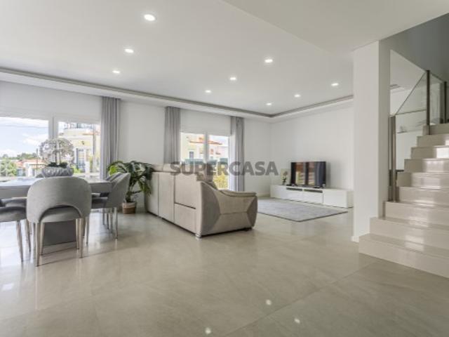 Moradia pronta a habitar 5 assoalhadas + sotão 5 minutos estação comboio acesso à A33 e A2 perto Golfe Aroeira da praia e a 20 km de Lisboa