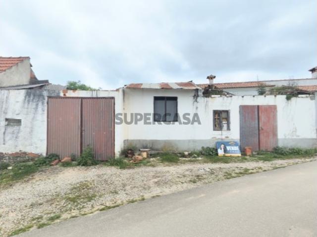 Moradia Ruína Anexos Recuperar Terreno Tremês Santarém