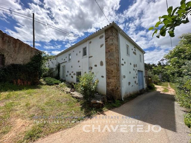 Moradia rústica com terreno numa zona tranquila