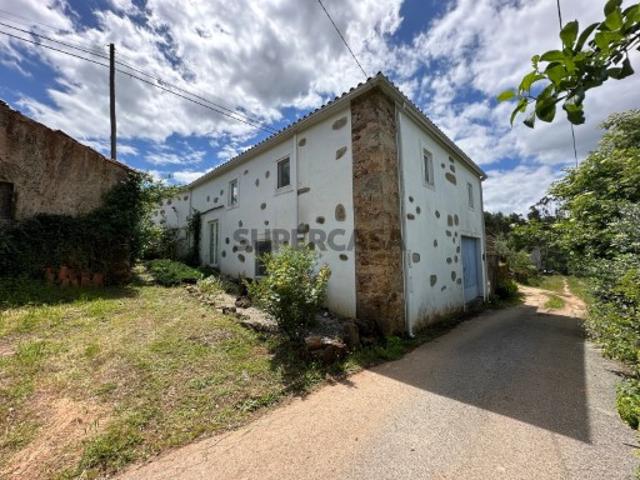 Moradia rústica com terreno numa zona tranquila