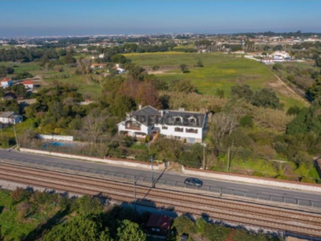 Moradia rústica T9 inserida num terreno com 7.500m2 em Pinhal Novo, Palmela