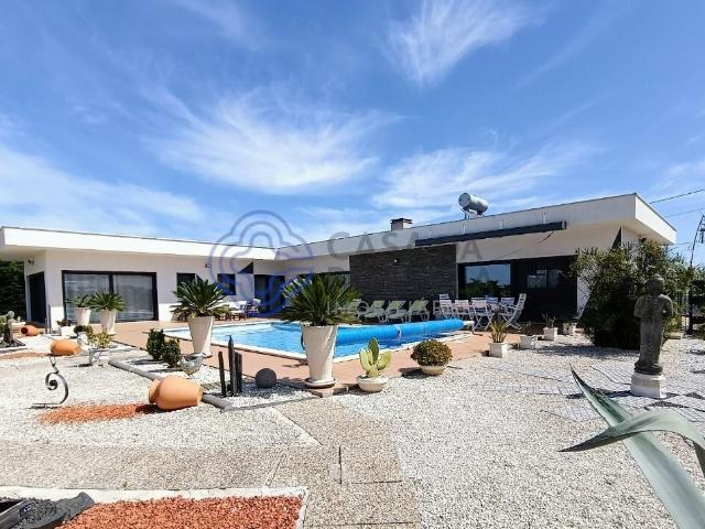 Moradia recente de 2018 com piscina e garagem em excelente e. 345m² Lamas e Cercal