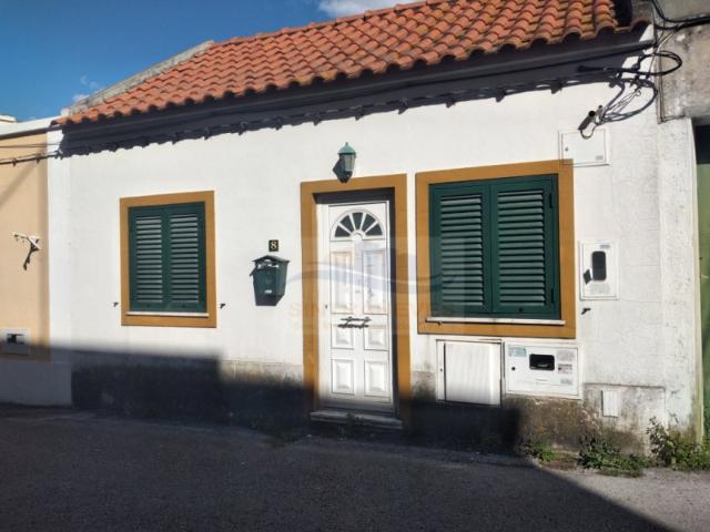 Moradia T1 remodelada Torre da Marinha, Moradia térrea, com entrada direta para sala e cozinha em kitchenette