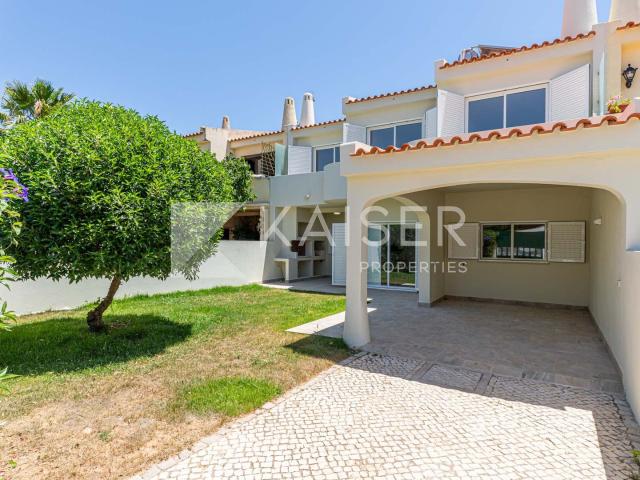 Moradia remodelada com garagem e jacuzzi no último piso perto da praia e amenidades