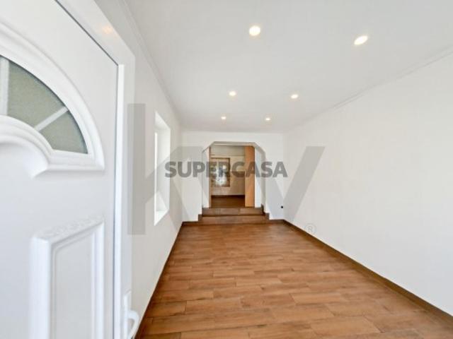 Moradia Remodelada com 50 m2 em Coina: Ideal para Comércio com Grande Potencial de Habitação