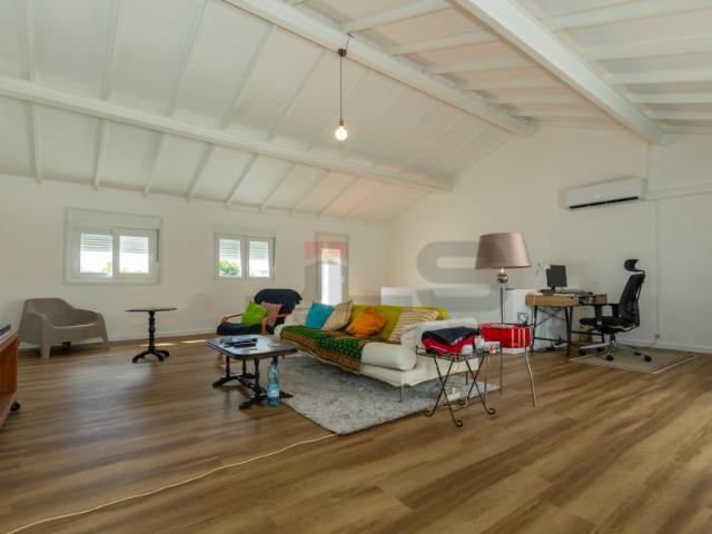 Moradia Remodelada no Centro de Ponta Delgada com Garagem