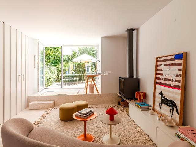 Moradia Remodelada T2 com Jardim e Garagem Próxima da Praça das Flores, Lisboa