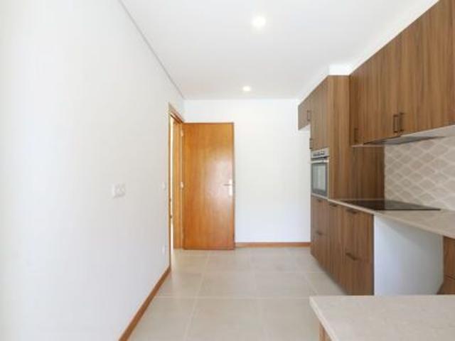 Moradia Renovada com 3 Quartos, Suíte, Terraço e Garagem