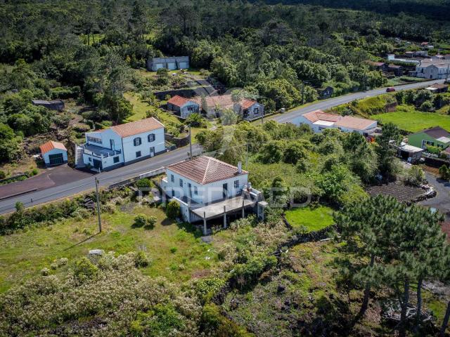 Moradia Renovada com Vista para a Ilha de São Jorge – Santa Luzia, São Roque do Pico