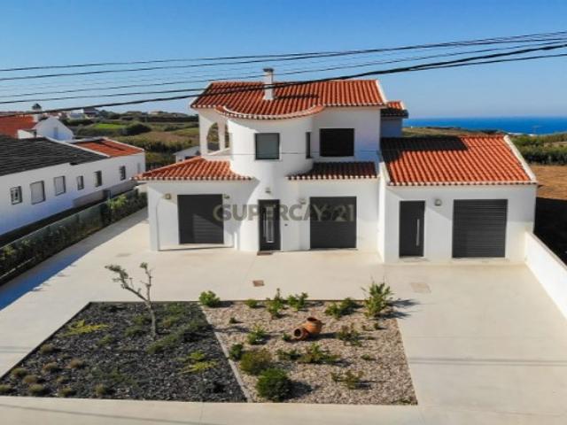Moradia renovada com garagem, terreno e com vista mar Santa Barbara, Lourinhã