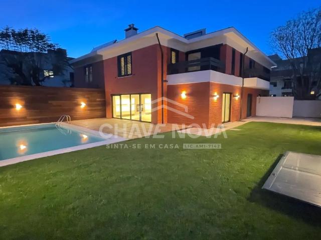 Moradia renovada com piscina e jardim privativo à venda na F. 271m² Porto