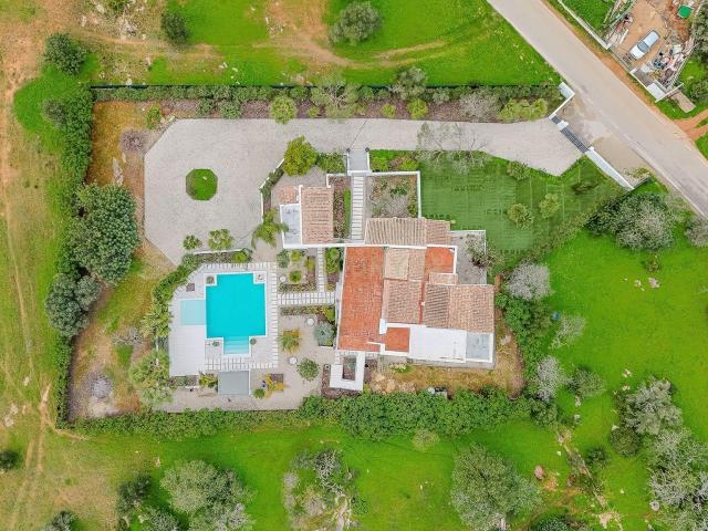 Moradia Renovada com Piscina em Quelfes, Olhão