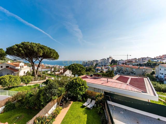 Moradia Renovada em Sesimbra com Vista Mar e Castelo