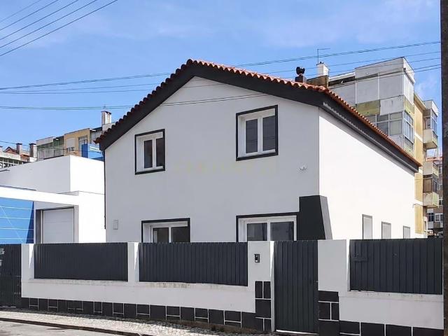 Moradia Renovada T4 em Agualva Oportunidade Única!