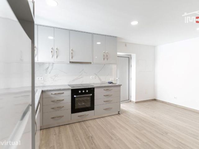 Moradia Renovada T2 em Banda c/ Cave, Coz. Equipada Sesimbra