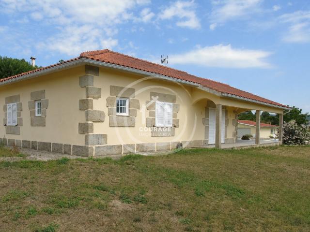Moradia rés do chão, garagem e jardim e piscina num total de 1750m2 ! Formariz Paredes de Coura