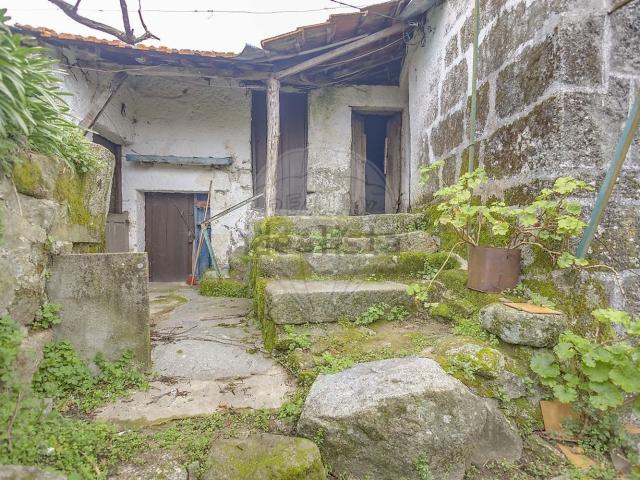Moradia, Santa Cruz do Douro e São Tomé de Covelas