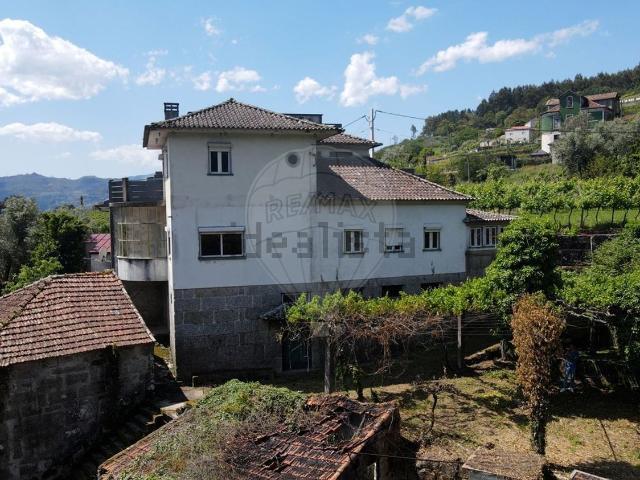 Moradia, Santa Cruz do Douro e São Tomé de Covelas