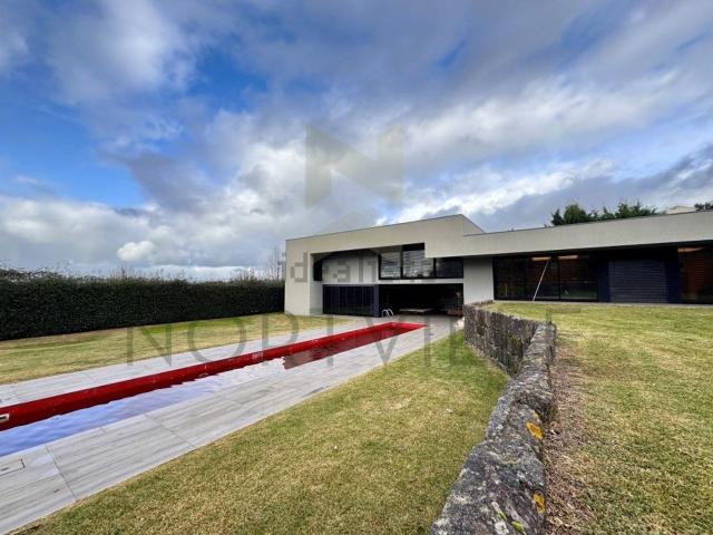 Moradia, Santo Tirso Couto Burgães