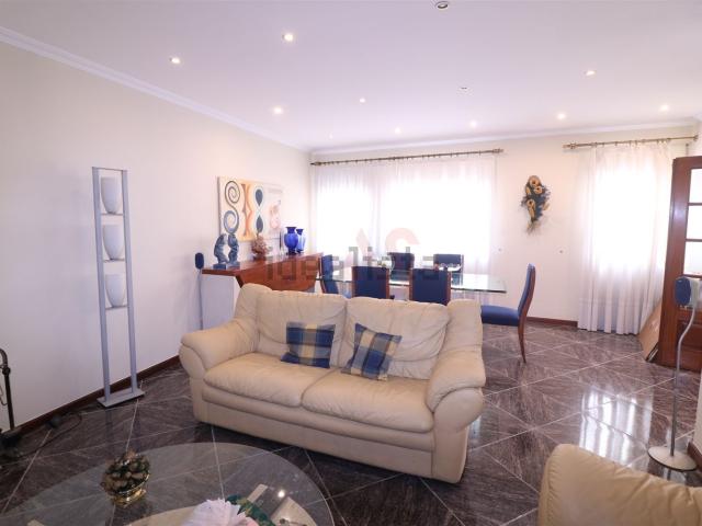 Moradia, Santo Tirso Couto Burgães