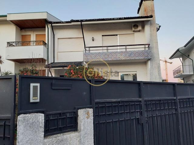 Moradia, Santo Tirso Couto Burgães