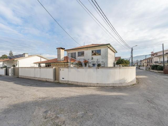 Moradia, Santo Tirso Couto Burgães