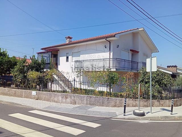 Moradia, Santo Tirso Couto Burgães