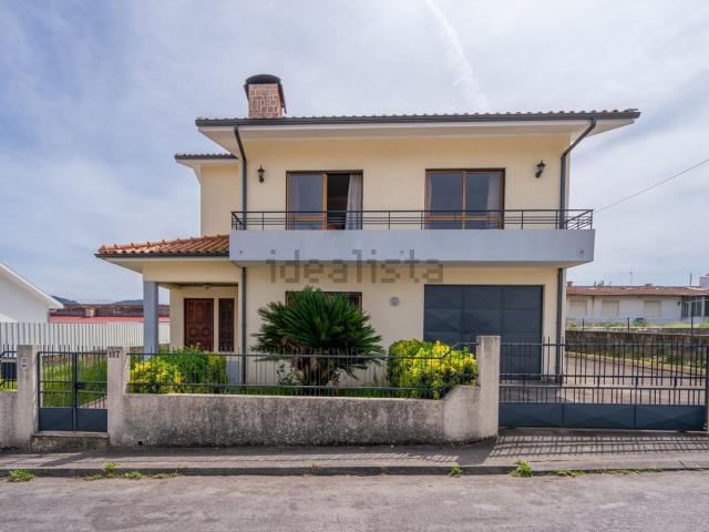 Moradia, Santo Tirso Couto Burgães