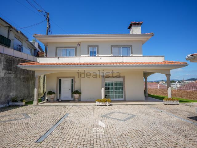 Moradia, Santo Tirso Couto Burgães