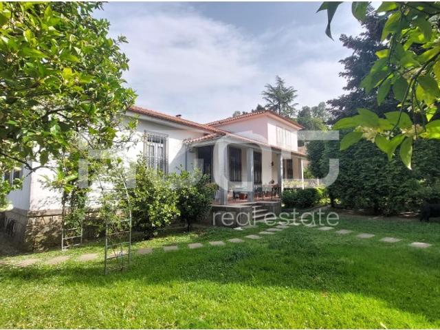 Moradia Secular com Jardim de 2.700 m² em Braga Charme, Privacidade e Potencial de Valorização