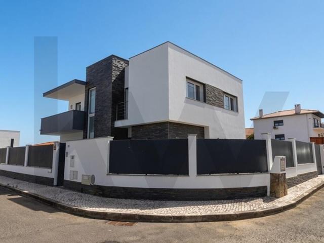 Moradia semi nova T3+1 Isolada com Piscina e Jardim em Bicesse, Cascais